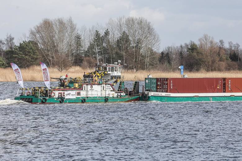Barki zaczynają pływać rzeką Wisłą, a na Odrze ich nie widać. Na zdjęciu pierwszy w historii komercyjny rejs kontenerowy Wisłą z Gdańska do Chełmna. Co dalej z Odrzańską Drogą Wodną?