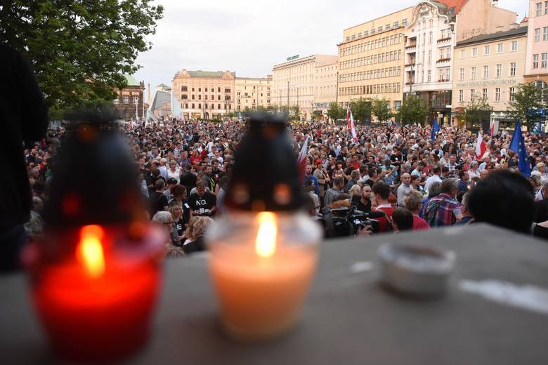 Łańcuch światła znowu w Poznaniu. Mieszkańcy zebrali się na placu Wolności