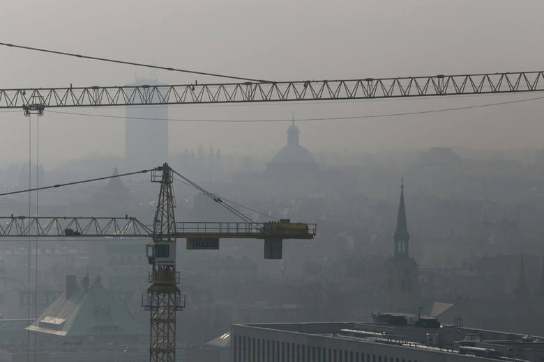 Smog w Katowicach<br /> <br /> Smog w Żywcu, Tychach i Gliwicach. To właśnie w tych miastach w czwartek rano mamy najwięcej zanieczyszczeń w powietrzu. Przekroczenia norm występują w większości województwa śląskiego. Jak podają niezależne aplikacje monitorujące jakość powietrza najgorszą...