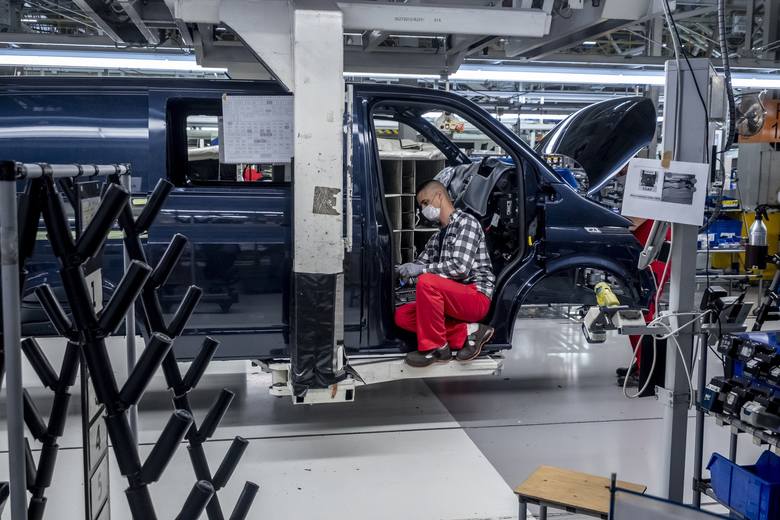 Obecnie stanowiska pracy w Volkswagen Poznań są zróżnicowane ze względu m.in. na odległości między pracownikami. Konieczne jest zachowanie środków bezpieczeństwa, takich jak np. noszenie maseczek.