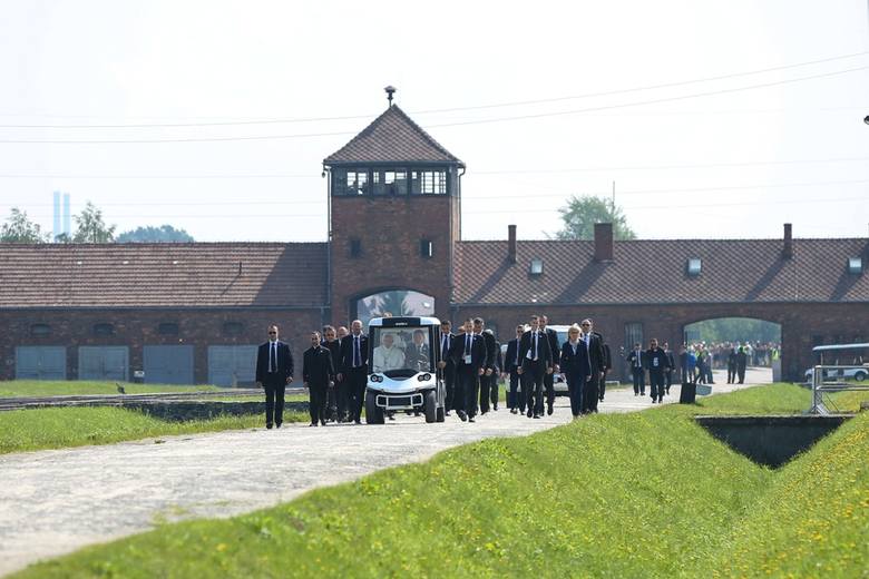 Papież Franciszek w Auschwitz [WIDEO, ZDJĘCIA]