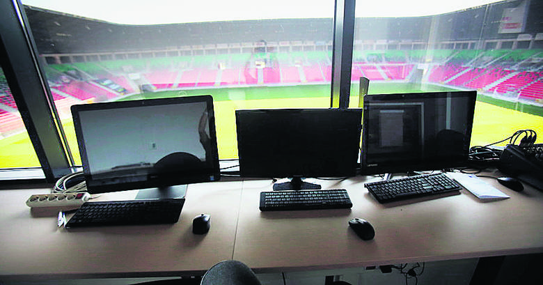 Tutaj mieści się stanowisko spikera, a komputery pozwalają sterować telebimem na stadionie