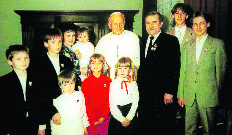 Rodzina Wałęsów na spotkaniu z Janem Pawłem II