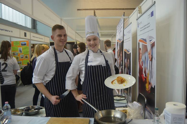 Marcin Chorążak i Kamila Woźniak pokazywali gimnazjalistom, czego mogą się uczyć w Gastronomiku.