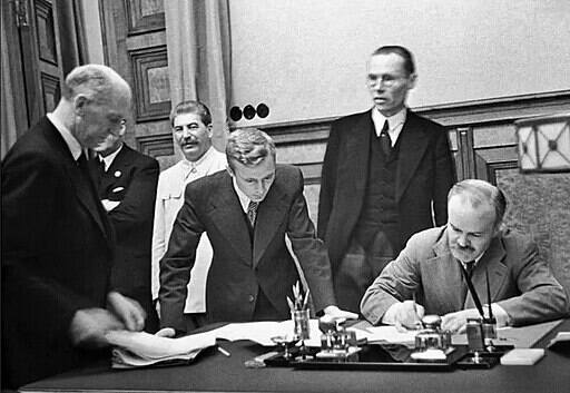 Na zdjęciu podpisanie traktatu "o przyjaźni i granicy między ZSRR a Niemcami".