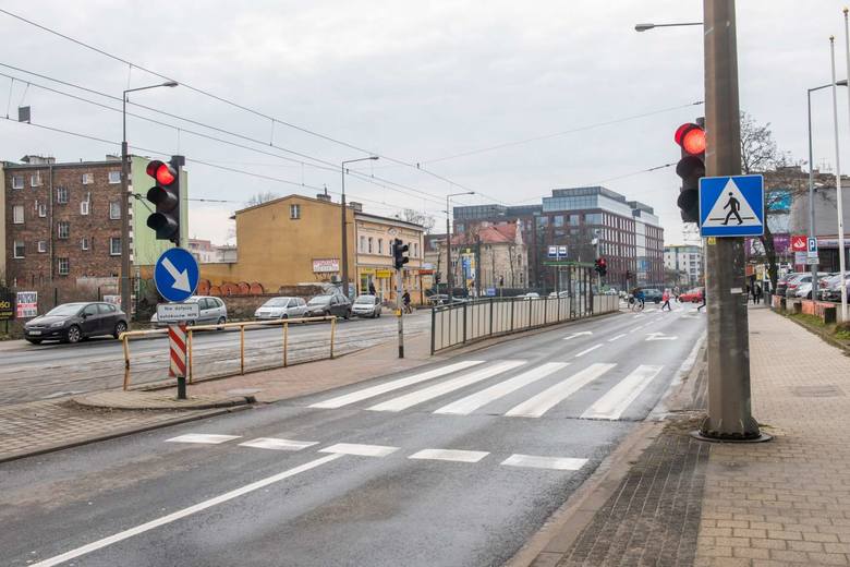 Eksperci Siemensa Mobility przebadali ok. 2,9-kilometrowy odcinek Głogowskiej – od mostu Dworcowego do ul. Ściegiennego. Przeprowadzili ręczne pomiary ruchu na każdym ze skrzyżowań, korzystali też z automatycznych pomiarów – sygnalizacje świetlne mają pętle detekcyjne, dzięki którym rejestrowany...