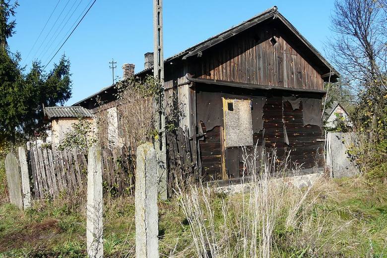 W tym domu w Krężcach pod Makowem, bez okien, wody i prądu, mieszkała Bogusława R. oraz jej konkubent Mirosław L. 