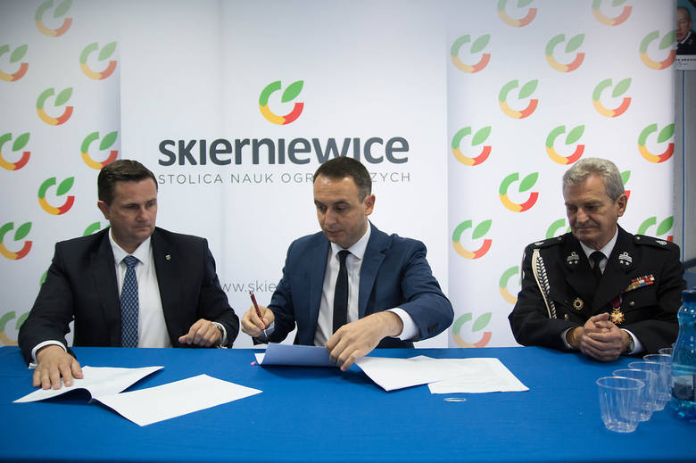 Druhowie z OSP w Skierniewicach otrzymali dotację z Urzędu Marszałkowskiego [ZDJĘCIA]
