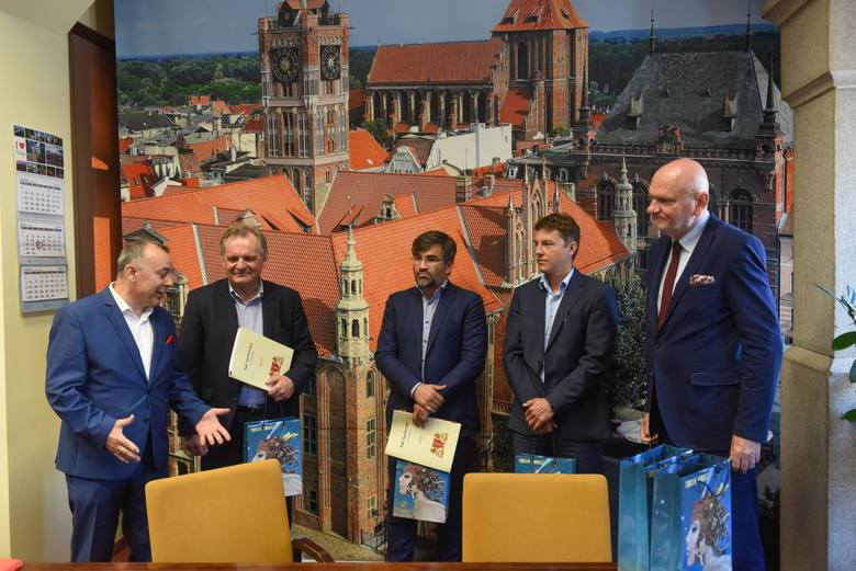 W podpisaniu umowy wzięli udział: Marian Pieńczewski, Wojciech Gerber z firmy Warbud SA oraz prezydent Torunia