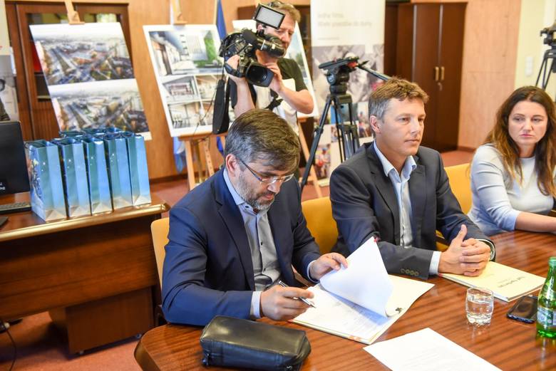 W podpisaniu umowy wzięli udział: Marian Pieńczewski, Wojciech Gerber z firmy Warbud SA oraz prezydent Torunia