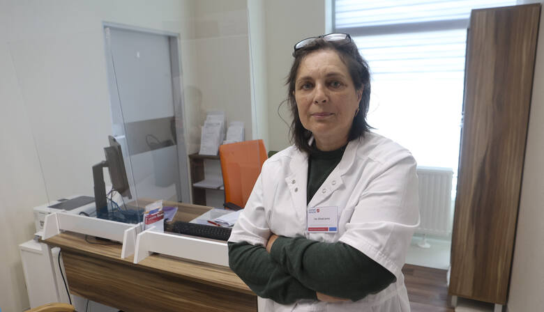 - Osobom uczulonym na jad lub silnie pożądlonym powinniśmy szybko zapewnić pomoc lekarską - radzi Janina Olejnik, pediatra i lekarz alergolog w Centrum