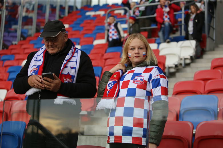 Gornik Zabrze Piast Gliwice 1 1 Torcida Spiewala Cale Gliwice Z Ksg Zdjecia Ponad 15 000 Widzow Na Arenie Zabrze Gol24 Pl