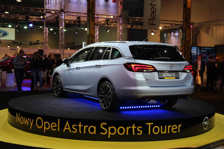 Opel Astra STAstra ST (w zależności od wersji silnikowej) waży mniej nawet o 200 kg mniej od poprzedniczki. Wymiary pozostały praktycznie niezmienione,