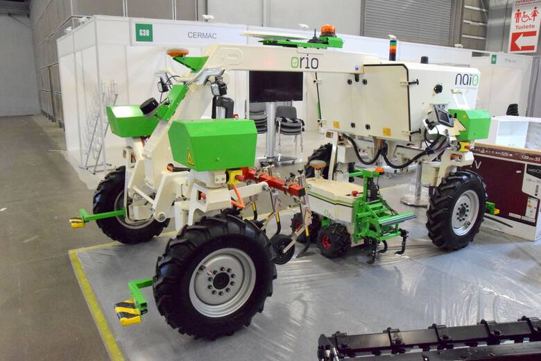 Ten sprzęt, przypominający nieco łazik marsjański to robot autonomiczny Orion. Maszyna jeździ po polu bez kierowcy, jest sterowana za pomocą GPS.