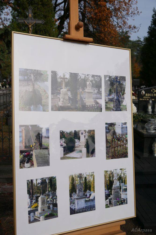 Jak zawsze zdjęcia nagrobków, nad którymi prace zostały zakończone mogliśmy zobaczyć na tablicy znajdującej się obok skarbonki przy głównej bramie c
