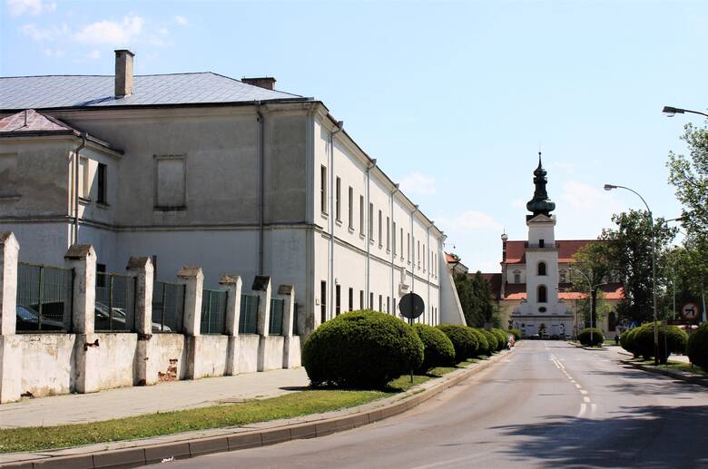 Gmach dawnej Akademii Zamojskiej oraz miejscowa Katedra. 