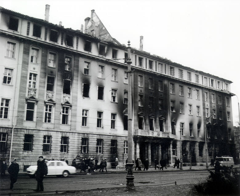 Spalenie Komitetu Wojewódzkiego PZPR w Gdańsku stało się jednym z symboli robotniczej rewolty z grudnia 1970 r.