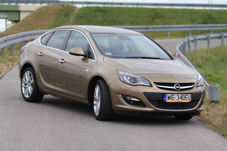 Testujemy: Opel Astra Sedan 1.7 CDTI - kompakt z Gliwic (FILM)