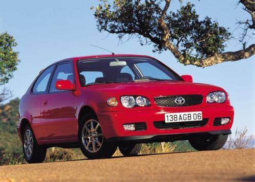 Fot. Toyota: Wersję po face liftingu przeprowadzonym w 2000 r. łatwo rozpoznać po podwójnych reflektorach.