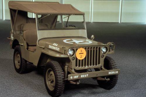 Słowem "jeep" w okresie II wojny światowej określano wszystkie lekkie samochody z napędem na wszystkie koła używane w armii USA. Po