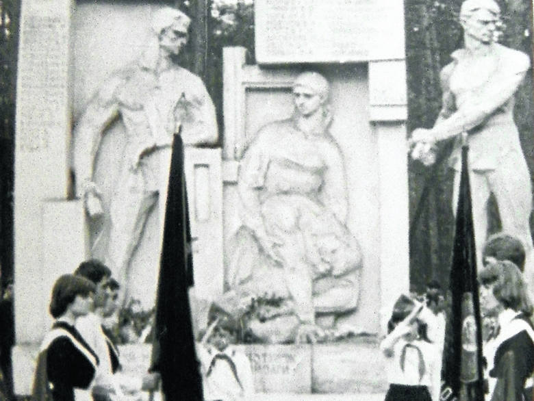 W roku 1974 w Sosnówce koło stacji Sielec-Zawonie odsłonięty został pomnik poświęcony pamięci tych, którzy zginęli w Zawoniu.