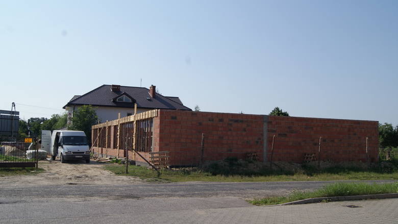 Budowa nowego budynku usługowego niedaleko Kauflandu. 