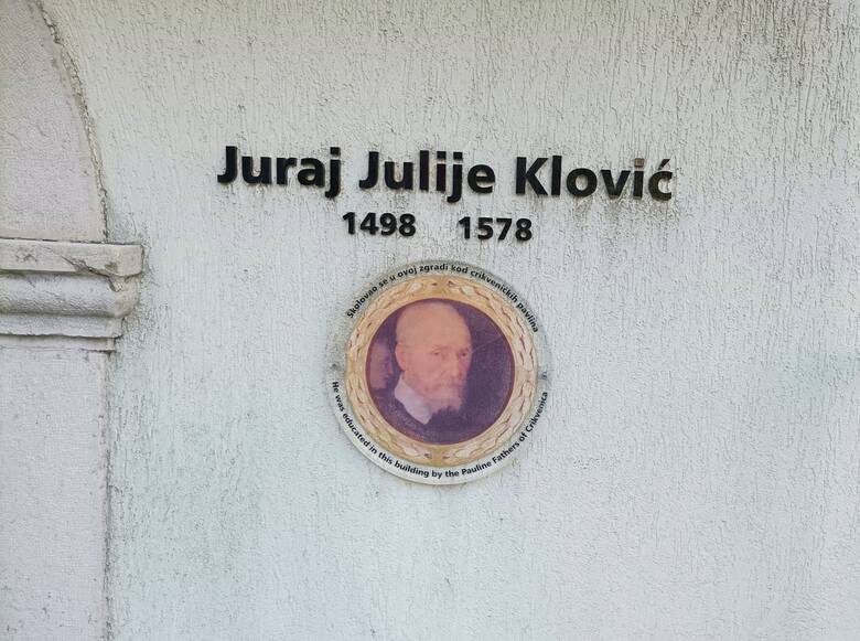 Juraj Julije Kloviń urodził się w Grizane, a wykształcenie odebrał w klasztorze Paulinów. Sławę zdobył we Włoszech, gdzie uchodził za jednego z największych