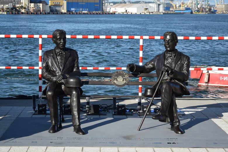 Minister Eugeniusz Kwiatkowski oraz inż. Tadeusz Wenda symbolicznie zasiedli przy kapitanacie Portu Gdynia 