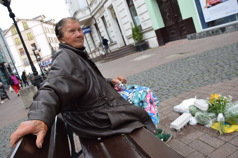 - Mam tylko 800 zł emerytury rolniczej - mówi Janina Wilk, która sprzedaje na Wełnianym Rynku.