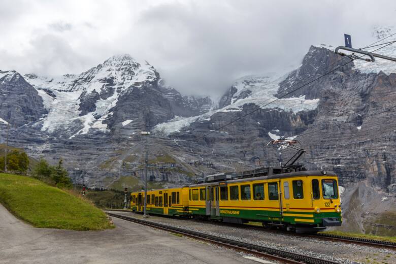 Można wylosować superbilety, umożliwiające darmową podróż kolejami po Europie. Na zdjęciu: kolejka w górach Szwajcarii.