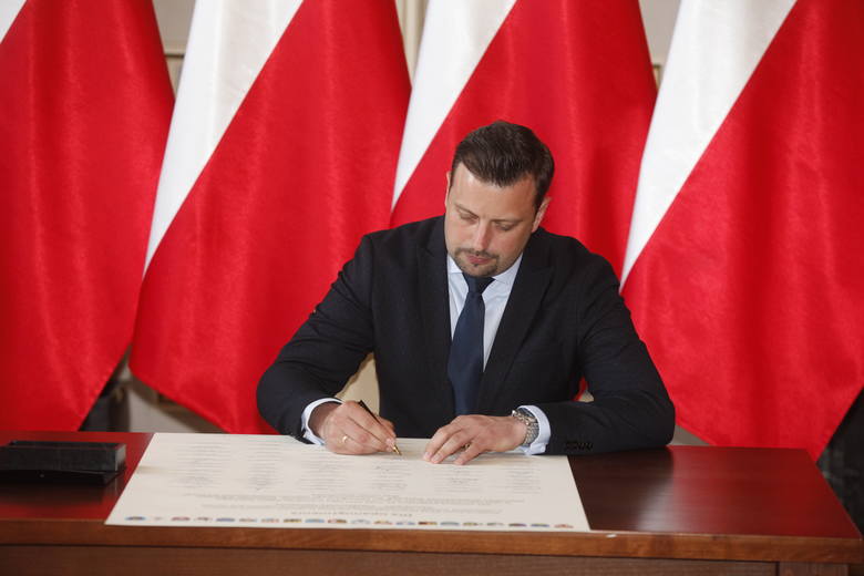 Głosowanie nad przyjęciem uchwały o powołaniu metropolii na sali Sejmu Śląskiego w Katowicach