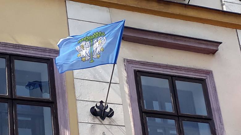 Wywieszeniem flag przypomnieli o żołnierzach 10 Pułku Piechoty z Łowicza [ZDJĘCIA]