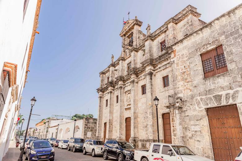 Santo Domingo, stolica Dominikany, oferuje wiele atrakcji dla turystów ciekawych historii i zakochanych w architekturze. Stare Miasto Santo Domingo –