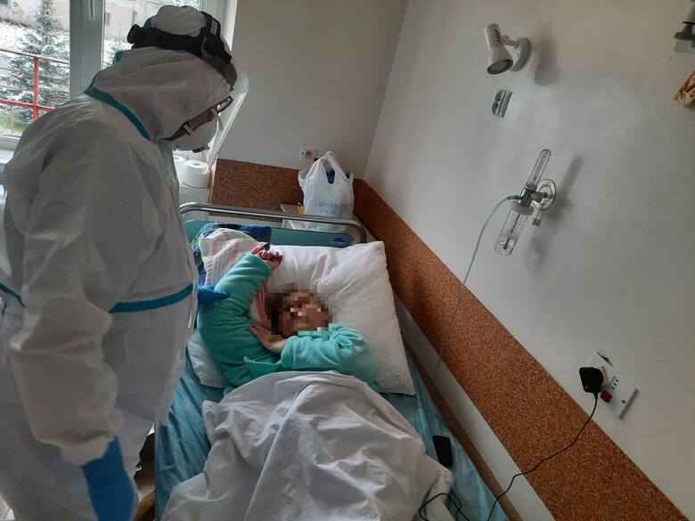 Oddział zakaźny w szpitalu USK przy ul. Żurawiej, gdzie hospitalizowani są zakażeni koronawirusem (zdjęcia archiwalne z listopada 2020 r.).