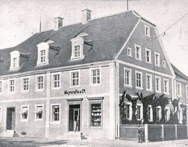 Róg dzisiejszych ulic Wrocławskiej i Wróblewskiego. Budynek przez lata mocno zmienił swoje oblicze.