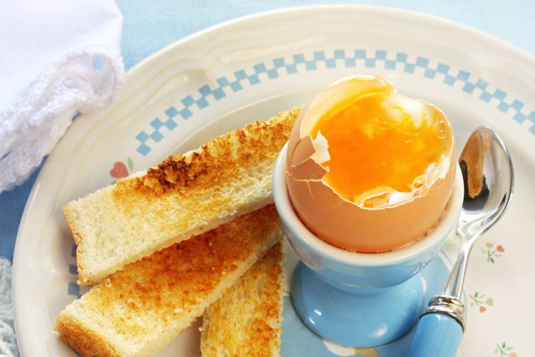 Dieta wątrobowa powinna zawierać zwiększone ilości wartościowego białka - wskazane jest spożywanie co najmniej jednego jajka dziennie.