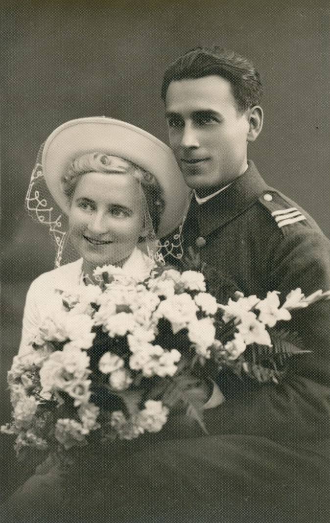 Fotografia ślubna Jadwigi Poleckiej i Piotra Sawickiego. Po wykonaniu tego zdjęcia, 30 sierpnia 1939 r. w zakładzie fotograficznym Foto Szymborski, młody małżonek został zmobilizowany i pojechał na wojnę. Wrócił do kraju dopiero w 1947 r.