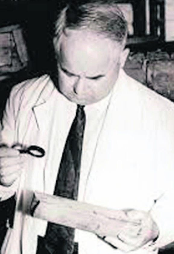 Jan Wyżykowski ogląda próbkę