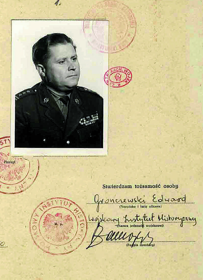 Generał Michał Żymierski, pseudonim Rola, dowódca Armii Ludowej, podczas inspekcji oddziału „Cienia”.