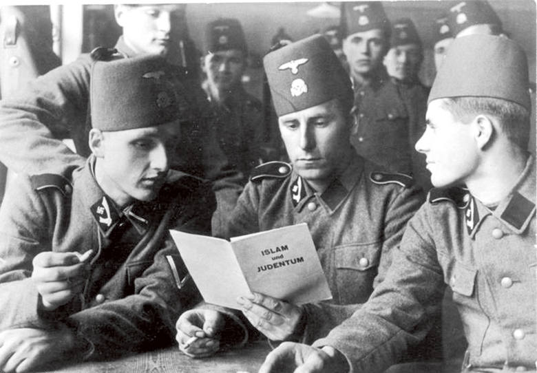 Żołnierze SS Handschar czytają antysemicką broszurę