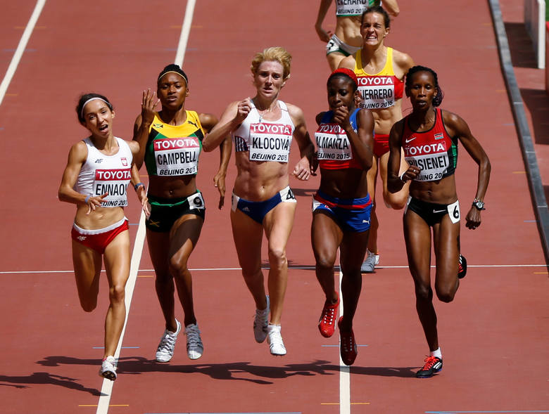 Sofia Ennaoui (pierwsza z lewej) podczas biegu na 800 m w lekkoatletycznych mistrzostwach świata w Pekinie w 2015 r.
