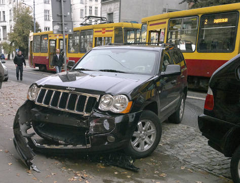Na ul. Piotrkowskiej jeep uderzył w tramwaj MPK.