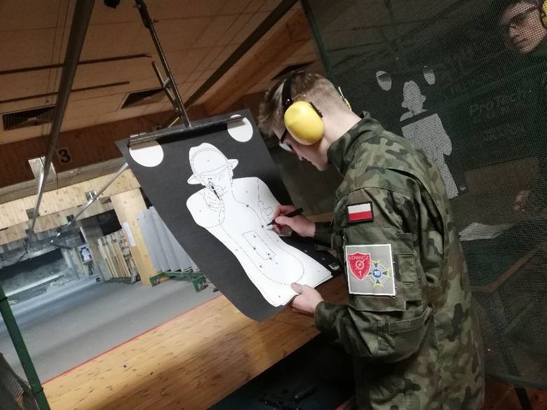 Uczniowie ZSP nr 1 w Łowiczu uczyli się strzelać i udzielać pomocy [ZDJĘCIA]