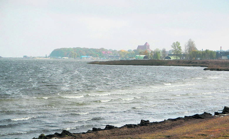 Kraniec Zatoki Puckiej i majaczący w oddali Puck. To punkt widokowy zwany Kaczym Winklem przy drodze Puck - Władysławowo.