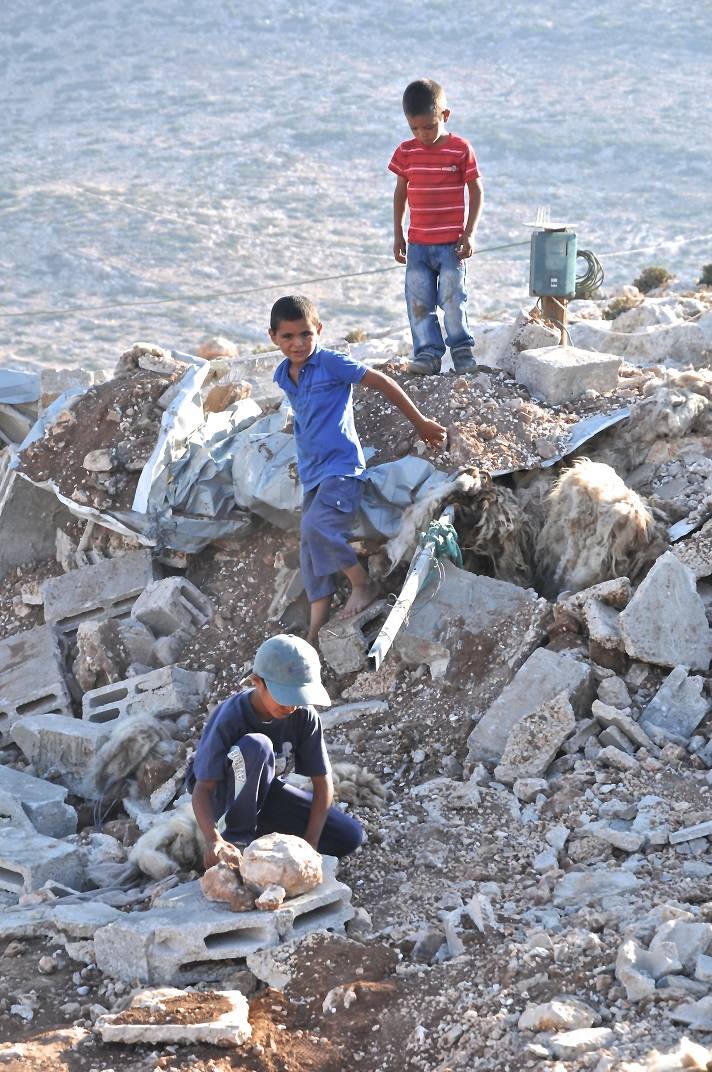 Al 'Aqaba. dzieci bawią się na gruzach