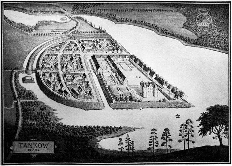 Danków posiadał fortyfikacje, jednak jego największą wartością obronną było położenie - wieś zbudowano na półwyspie wrzynającym się w jezioro, które