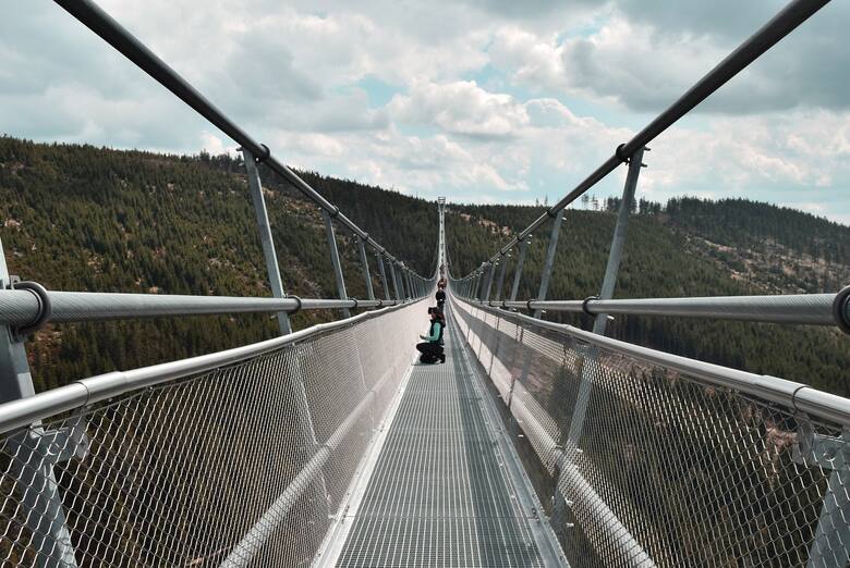 Sky Bridge to atrakcja w Czechach, niedaleko polskiej granicy. Po otwarciu w maju 2022 cieszyła się ogromnym zainteresowaniem polskich turystów. Nasza