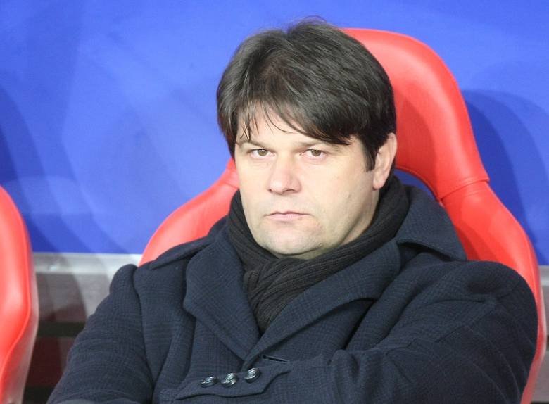 Trener Widzewa, Radosław Mroczkowski oglądał mecz ŁKS z Koroną.<br>