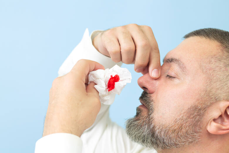 Mężczyzna chory na hemofilię ma krwotok z nosa