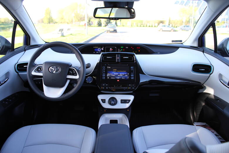 Toyota Prius IVCeny Toyoty Prius zaczynają się od 119 900 za podstawową wersję wyposażenia „Active”. Standardem są w niej m.in. automatyczna klimatyzacja,